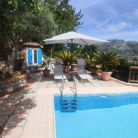 Vicky's By V Bed & Breakfast Papasidero