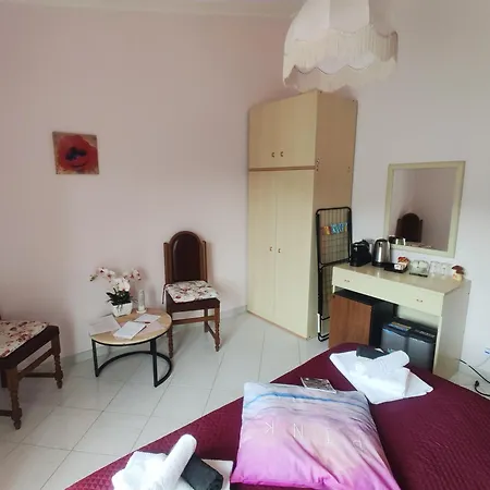 Vicky's By V * Papasidero